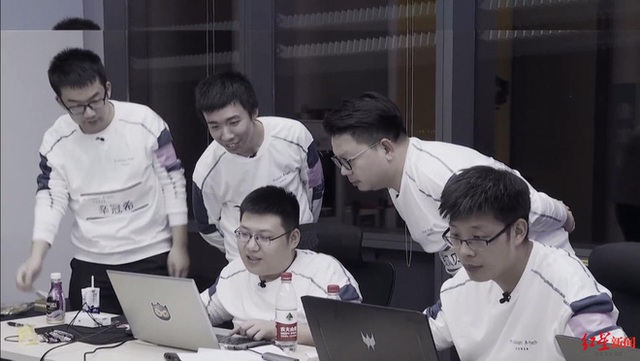 Tự học lập trình trong quán game, thanh niên này đã trở thành thần tượng của giới trẻ Trung Quốc - Ảnh 1.