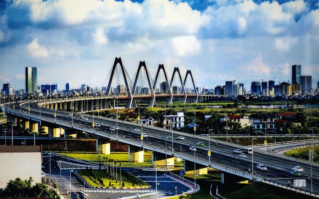 Cầu Nhật Tân được xây dựng đưa vào sử dụng đã mở rộng đô thị về phía Tây, tạo ra diện mạo mới cho phát triển kinh tế - xã hội Hà Nội. Ảnh: Hoàng Mạnh Thắng