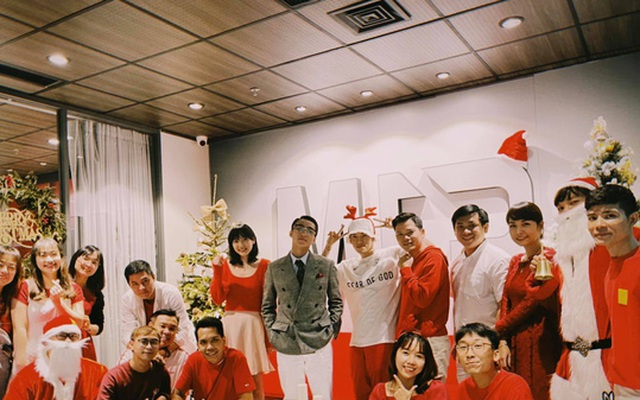 Sơn Tùng và các nhân viên công ty của mình trong dịp Lễ Giáng sinh 2020.