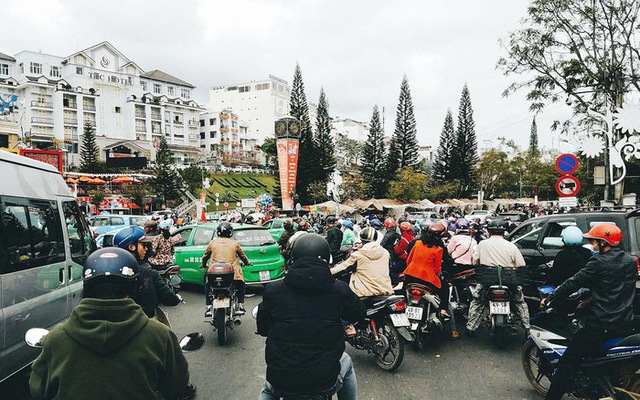 Người Việt tích cực đi du lịch “trốn Tết”: Nhiều khách sạn Sapa, Đà Lạt “cháy phòng” dịp Tết Nguyên đán - Ảnh 1.