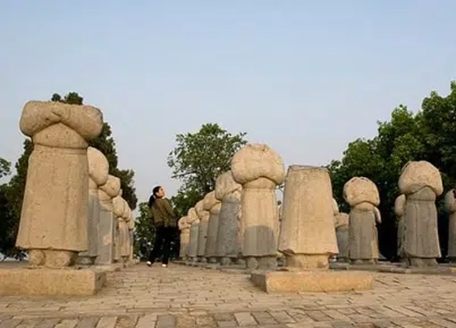  Trước lăng mộ Võ Tắc Thiên có 61 pho tượng đá đứng canh, tại sao tất cả những pho tượng này đều không có đầu? - Ảnh 2.