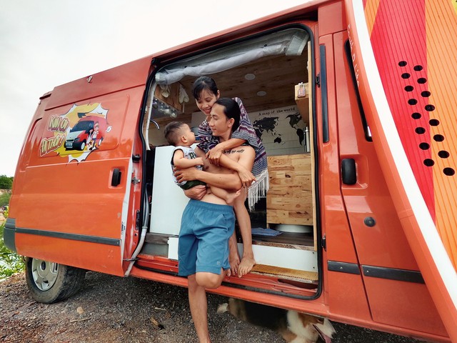 Spending 250 million dong to turn the old car into a house, the young couple made a journey across Vietnam in a living space of only 6 square meters - Photo 1.