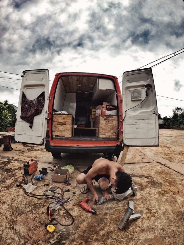 Spending 250 million dong to turn the old car into a house, the young couple made a journey across Vietnam in a living space of only 6 square meters - Photo 5.