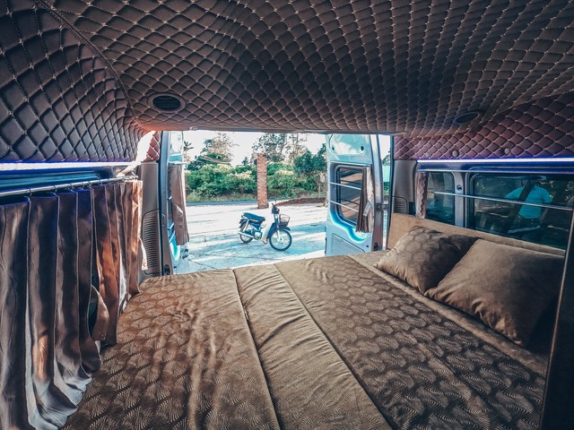 Spending 250 million dong to turn the old car into a house, the young couple made a journey across Vietnam in a living space of only 6 square meters - Photo 11.