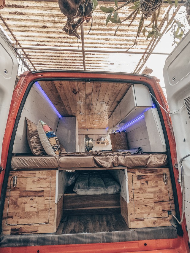 Spending 250 million dong to turn the old car into a house, the young couple made a journey across Vietnam in a living space of only 6 square meters - Photo 6.