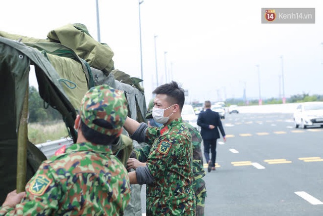 Công an, quân đội lập “chốt” khuyến cáo người dân cân nhắc trước khi di chuyển vào TP Hạ Long trước hàng loạt ca nhiễm COVID-19 mới - Ảnh 7.