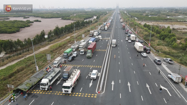 Ảnh: Hàng trăm lao động, sinh viên xếp hàng khai báo y tế ở trạm thu phí vào Quảng Ninh để về quê ăn Tết sớm - Ảnh 1.