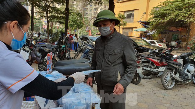 Một nhà thuốc tại Hà Nội phát 50 nghìn khẩu trang miễn phí cho người đi đường - Ảnh 2.