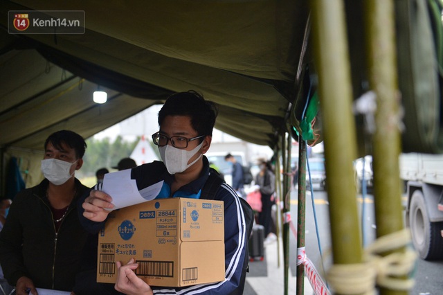 Ảnh: Hàng trăm lao động, sinh viên xếp hàng khai báo y tế ở trạm thu phí vào Quảng Ninh để về quê ăn Tết sớm - Ảnh 13.