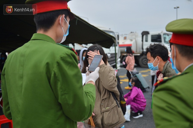 Ảnh: Hàng trăm lao động, sinh viên xếp hàng khai báo y tế ở trạm thu phí vào Quảng Ninh để về quê ăn Tết sớm - Ảnh 14.