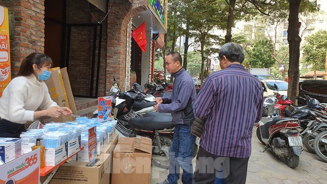 Một nhà thuốc tại Hà Nội phát 50 nghìn khẩu trang miễn phí cho người đi đường - Ảnh 3.