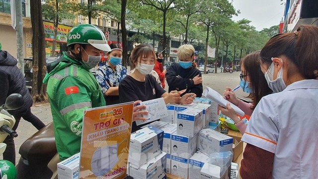 Một nhà thuốc tại Hà Nội phát 50 nghìn khẩu trang miễn phí cho người đi đường - Ảnh 4.