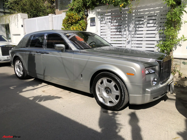 Dàn xe hơn 100 tỷ phục vụ đám cưới thiếu gia Phan Thành: Đủ loại Rolls-Royce, Maybach, Lexus đậu kín ngõ nhà cô dâu - Ảnh 5. Dàn xe hơn 100 tỷ phục vụ đám cưới thiếu gia Phan Thành: Đủ loại Rolls-Royce, Maybach, Lexus đậu kín ngõ nhà cô dâu - Ảnh 5.