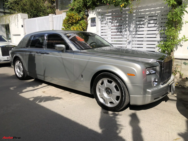 Dàn xe hơn 100 tỷ phục vụ đám cưới thiếu gia Phan Thành: Đủ loại Rolls-Royce, Maybach, Lexus đậu kín ngõ nhà cô dâu - Ảnh 5.