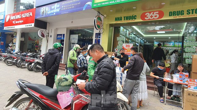 Một nhà thuốc tại Hà Nội phát 50 nghìn khẩu trang miễn phí cho người đi đường - Ảnh 5.