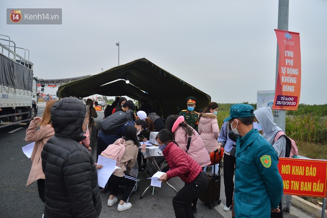 Ảnh: Hàng trăm lao động, sinh viên xếp hàng khai báo y tế ở trạm thu phí vào Quảng Ninh để về quê ăn Tết sớm - Ảnh 6.
