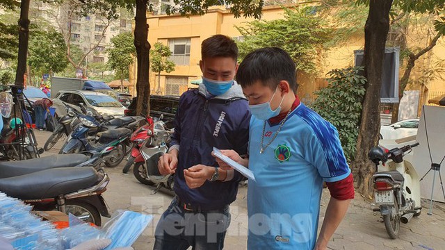 Một nhà thuốc tại Hà Nội phát 50 nghìn khẩu trang miễn phí cho người đi đường - Ảnh 6.