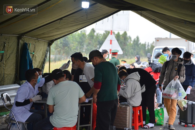Ảnh: Hàng trăm lao động, sinh viên xếp hàng khai báo y tế ở trạm thu phí vào Quảng Ninh để về quê ăn Tết sớm - Ảnh 7.