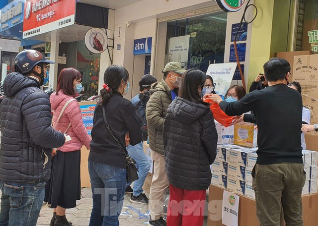 Một nhà thuốc tại Hà Nội phát 50 nghìn khẩu trang miễn phí cho người đi đường - Ảnh 7.