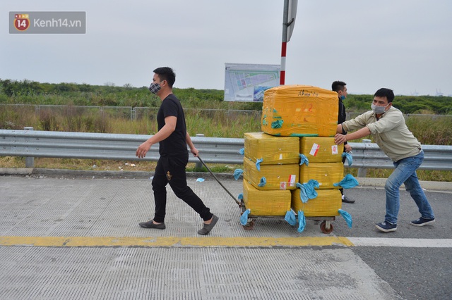 Ảnh: Kéo vài tấn hàng giao khách, cõng bà 95 tuổi qua chốt phòng dịch Covid-19 vào Quảng Ninh - Ảnh 8.