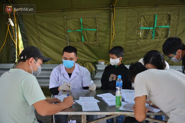 Ảnh: Hàng trăm lao động, sinh viên xếp hàng khai báo y tế ở trạm thu phí vào Quảng Ninh để về quê ăn Tết sớm - Ảnh 10.