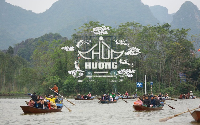 Lễ hội chùa Hương thu hút hàng vạn du khách 3 tháng mùa Xuân