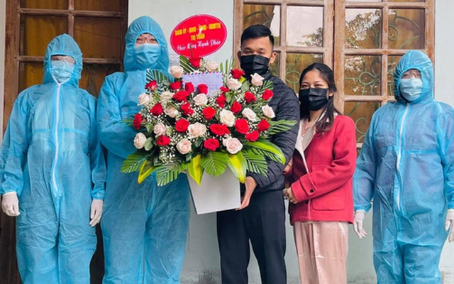 Vợ chồng anh Phước được tặng hoa chúc mừng ngày cưới trong khu cách ly.