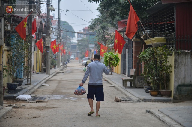 Ảnh: Người dân Đông Anh trèo cổng, mang gà, rau tiếp tế cho người thân trong khu cách ly - Ảnh 15.