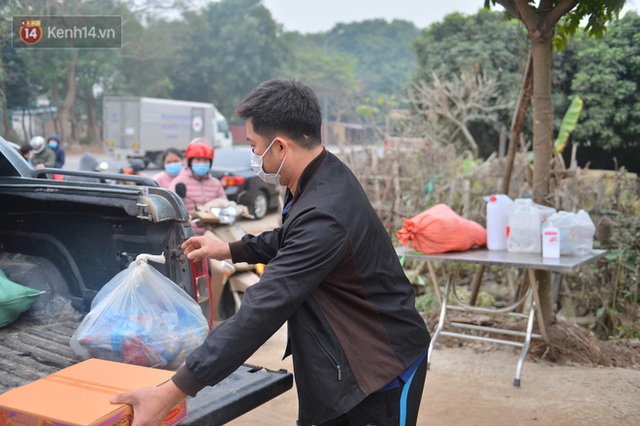 Ảnh: Người dân Đông Anh trèo cổng, mang gà, rau tiếp tế cho người thân trong khu cách ly - Ảnh 21.