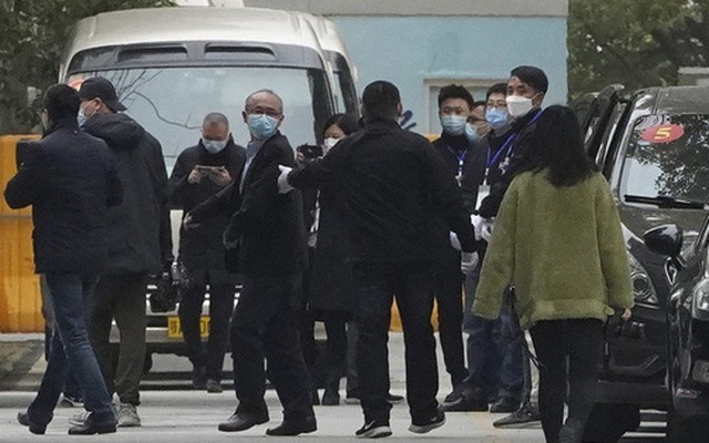 Đoàn chuyên gia WHO xuất phát từ bệnh viện Jinyintan, Vũ Hán. Ảnh: AP