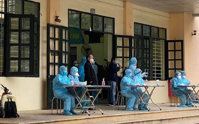 Khử khuẩn tại trường THPT Phan Huy Chú, Hà Nội. Ảnh minh hoạ: Kim Thỏa/Kinh tế Đô thị.