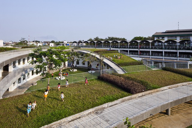 Ngôi trường 3 vòng xoay có vườn rau thử nghiệm trên mái nhà - Ảnh 2.