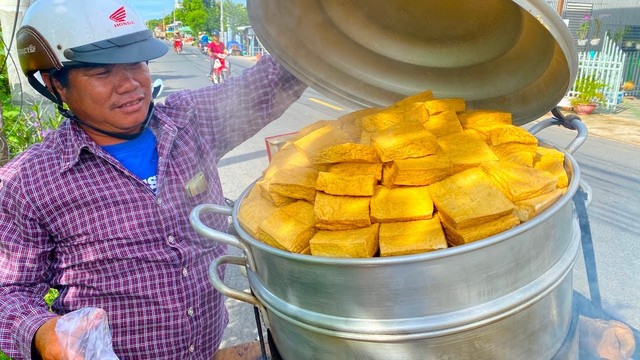 Đậu hũ kẹp rau răm - món ăn siêu lạ khiến người đàn ông từ vô danh ở Châu Đốc bỗng trở nên nổi tiếng, nay được cả Sài Gòn săn lùng ăn thử để biết vì sao có thể mua 1 lời 5!? - Ảnh 1. Đậu hũ kẹp rau răm - món ăn siêu lạ khiến người đàn ông từ vô danh ở Châu Đốc bỗng trở nên nổi tiếng, nay được cả Sài Gòn săn lùng ăn thử để biết vì sao có thể mua 1 lời 5!? - Ảnh 1.
