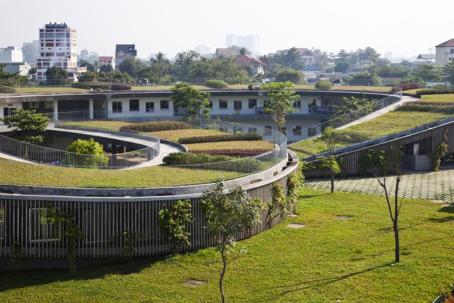 Ngôi trường 3 vòng xoay có vườn rau thử nghiệm trên mái nhà - Ảnh 4.