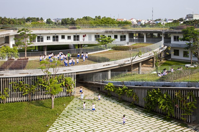 Ngôi trường 3 vòng xoay có vườn rau thử nghiệm trên mái nhà - Ảnh 5.