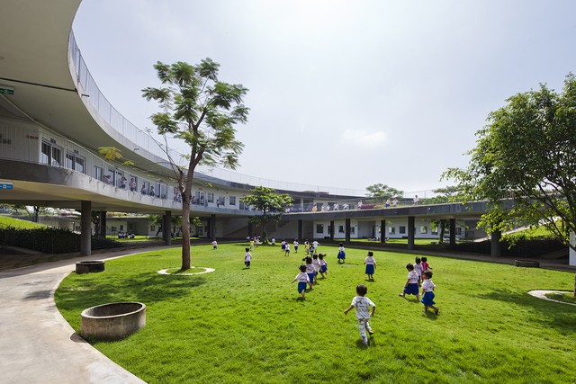 Ngôi trường 3 vòng xoay có vườn rau thử nghiệm trên mái nhà - Ảnh 7.