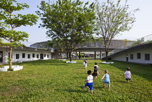 Ngôi trường 3 vòng xoay có vườn rau thử nghiệm trên mái nhà - Ảnh 8.