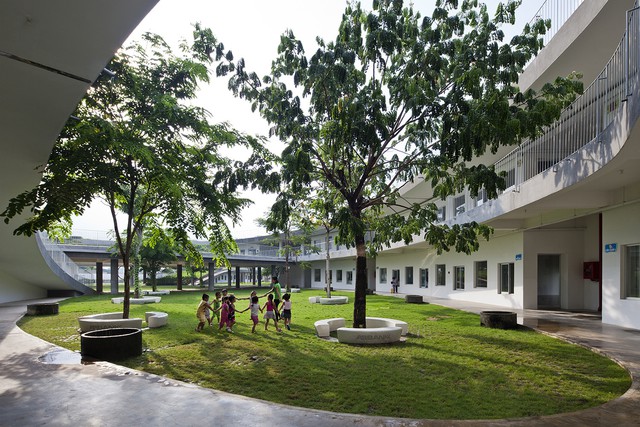 Ngôi trường 3 vòng xoay có vườn rau thử nghiệm trên mái nhà - Ảnh 9.