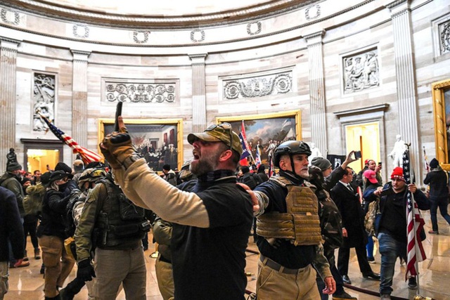  Cảnh hỗn loạn bên trong Điện Capitol: Cảnh sát chạy rút lui, run rẩy trước người biểu tình - Ảnh 4.
