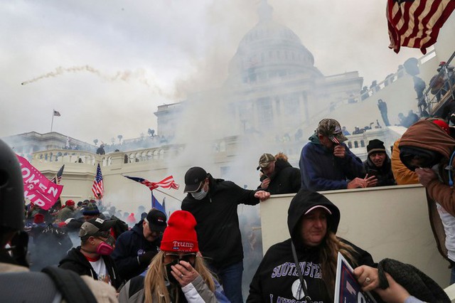 Những hình ảnh gây sốc từ cuộc bạo loạn đầu tiên sau 200 năm ở Điện Capitol - Ảnh 11.