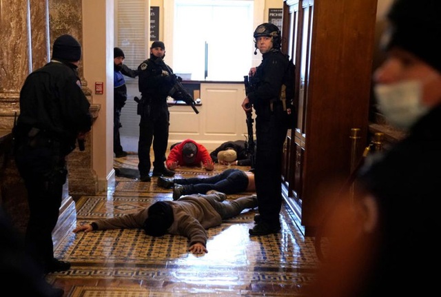  Cảnh hỗn loạn bên trong Điện Capitol: Cảnh sát chạy rút lui, run rẩy trước người biểu tình - Ảnh 9.