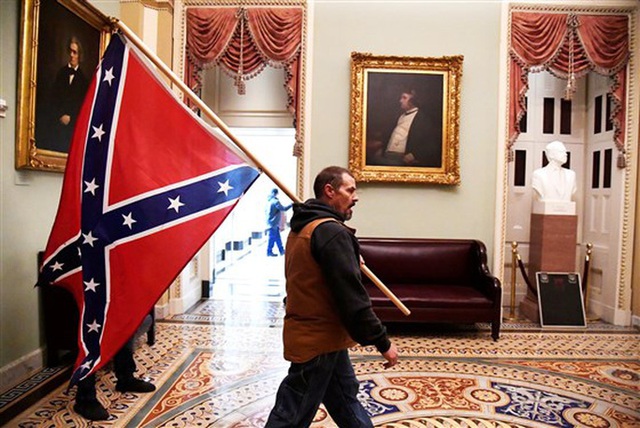 Loạt ảnh người biểu tình xông vào quốc hội Mỹ - Ảnh 11.