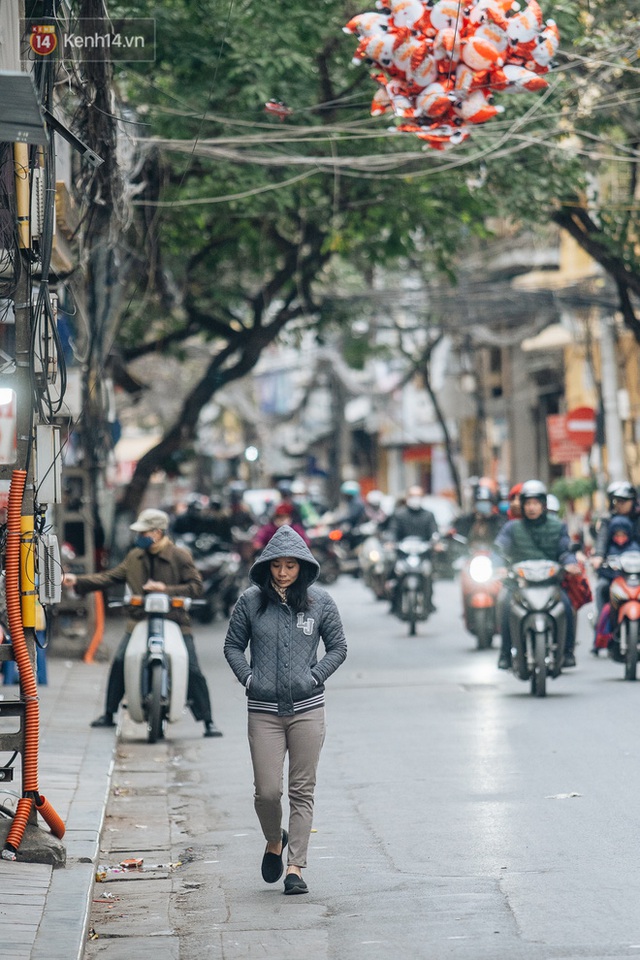  Chùm ảnh: Hà Nội chìm trong rét buốt nhất từ đầu mùa, nhiều người khoác 5, 6 lớp áo chống lại cái rét xấp xỉ 10 độ C  - Ảnh 32.