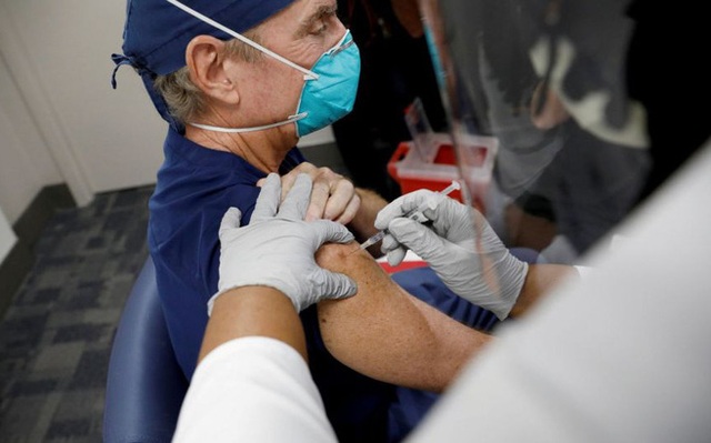 Những người bị dị ứng nặng với vaccine COVID-19 được yêu cầu không tiêm mũi thứ hai. Ảnh minh họa: Reuters