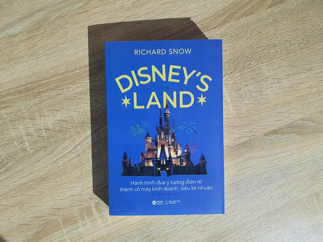 Hai cuốn sách giải mã hai đế chế giải trí siêu lợi nhuận: Disney’s Land và Ngoại hạng Anh - Ảnh 2.