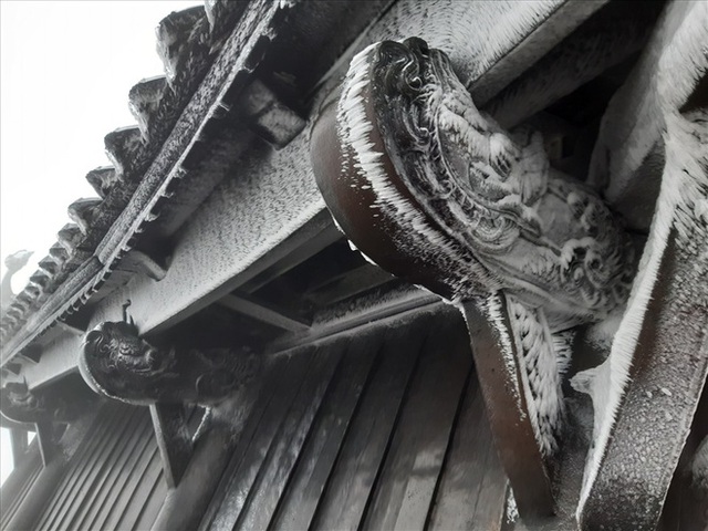Trầm trồ trước khung cảnh băng tuyết tuyệt đẹp bao phủ chùa Đồng trên đỉnh non thiêng Yên Tử - Ảnh 2.