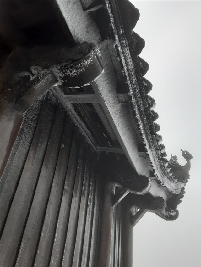 Trầm trồ trước khung cảnh băng tuyết tuyệt đẹp bao phủ chùa Đồng trên đỉnh non thiêng Yên Tử - Ảnh 3.