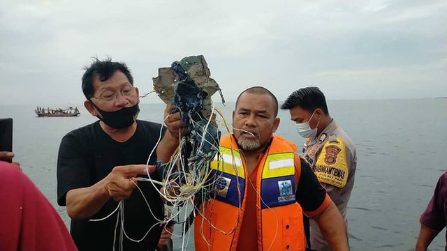 NÓNG: Những hình ảnh đầu tiên về các mảnh vỡ được cho là của máy bay Indonesia vừa gặp nạn - Ảnh 3.