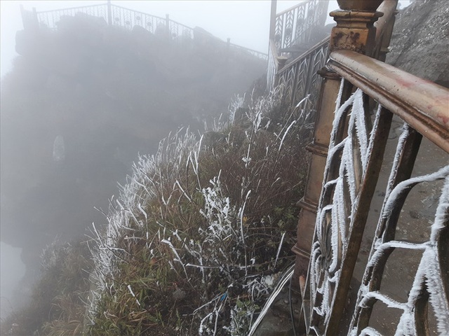 Trầm trồ trước khung cảnh băng tuyết tuyệt đẹp bao phủ chùa Đồng trên đỉnh non thiêng Yên Tử - Ảnh 4.