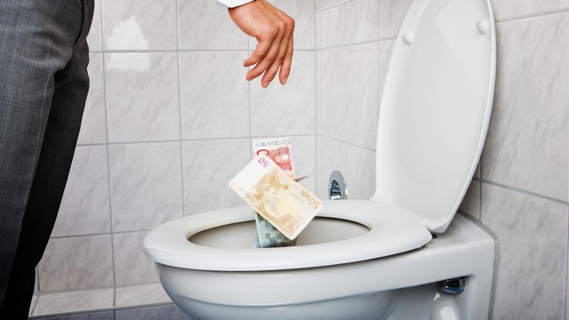 Nhà tuyển dụng hỏi: Nếu không may làm rơi tờ 500,000 vào bồn cầu, bạn có nhặt không?, câu trả lời hàm chứa kinh nghiệm sâu sắc! - Ảnh 1. Nhà tuyển dụng hỏi: Nếu không may làm rơi tờ 500,000 vào bồn cầu, bạn có nhặt không?, câu trả lời hàm chứa kinh nghiệm sâu sắc! - Ảnh 1.